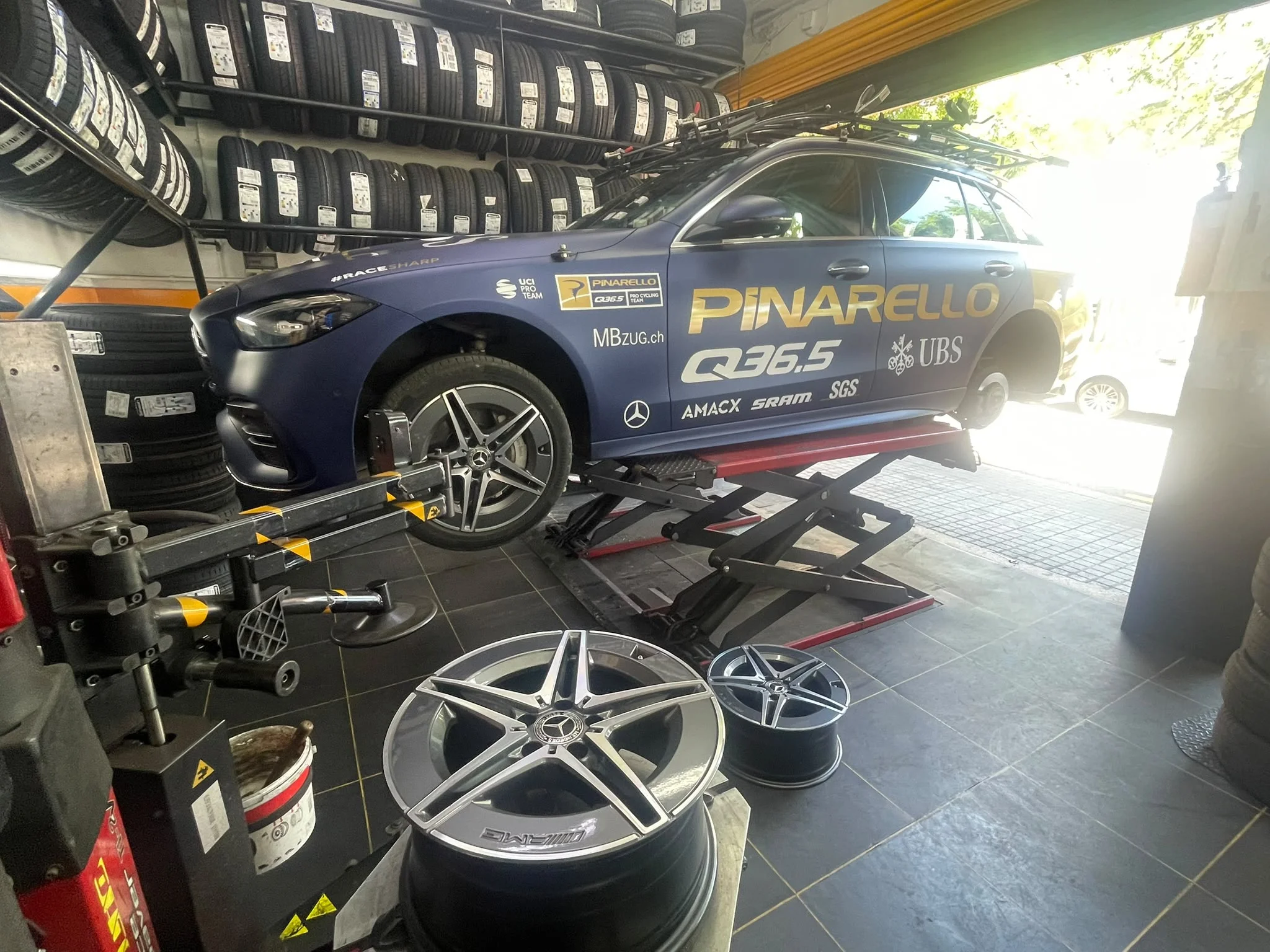 Coche de asistencia Pinarello Q36.5 en el elevador del taller
